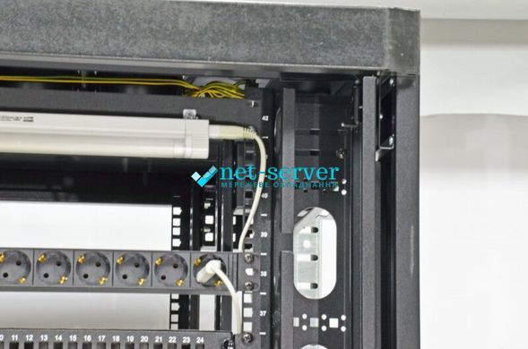 Боковой организатор кабеля с крышкой, для шкафов MGSE 45U, черный, CMS UA-MGSESM45B